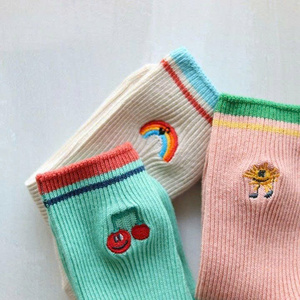 Calcetines gráficos vintage estilo streetwear, de algodón transpirable, para uso diario, diseño moderno para marcas de moda, venta al por menor y al por mayor. - Product Image 5