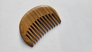 Peigne à cheveux en bois de poirier naturel pour usage domestique, peigne à barbe en bois, peigne anti-poux, design rustique naturel, artisanat durable - Product Image 2