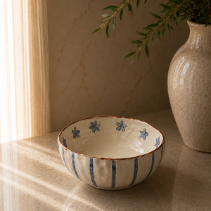 Bol à pâtes en céramique artisanale avec détails floraux bleus artistiques et design large pour une décoration de table sophistiquée - Product Image 5