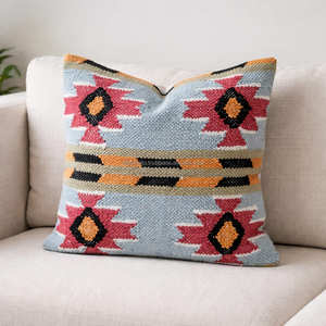 Housse de coussin vintage Kilim avec motif médaillon sud-ouest pour une décoration bohème, éclectique et de style global - Product Image 1