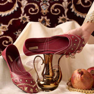 Embrace Serenity - Zapatos Khussa Personalizables para Mujer, Diseño Detallado Hecho a Mano con Adornos de Piel Sintética - Product Image 3