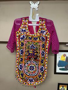 เสื้อเบลาส์ผ้าจอร์เจตต์แท้ ตกแต่งลายดอรี่ด้านหลัง คอวี แขนยาว ดีไซน์เนอร์ เสื้อผ้าชาติพันธุ์ - Product Image 3