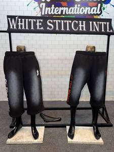 Pantalones Capri Deportivos de Algodón Sólido para Hombre White Stitch Intl, Cintura Media Elástica, Casuales, con Franja Lateral y Logotipo en la Pierna Izquierda - Product Image 5