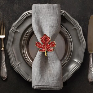 Elegante anillo para servilletas con diseño de hoja roja, perfecto para decoración de mesas en restaurantes, cenas en casa y ocasiones especiales, hecho a mano en India. - Product Image 1