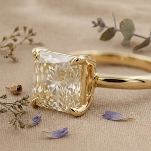 Bague de fiançailles minimaliste en or 14K 18K avec diamant solitaire taille princesse et bande fine pour femme - Product Image 3
