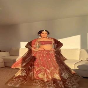 Conjunto de Lehenga de Seda VASTRA COTTAGE con Bordado de Hilo y Lentejuelas, Blusa sin Coser con Dupatta, Conjunto de Choli Completamente Cosido - Product Image 2