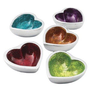 Bols de service en laiton martelé personnalisés avec impression décorative en forme de cœur en métal émaillé - Product Image 1