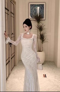 Robe longue blanche en dentelle et mousseline pour femme, col épaules dénudées, taille basse, silhouette droite, élégante - Product Image 5