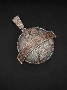 Colgante de Globo 'El Mundo Es Tuyo' Personalizado en Plata de Ley 925 con Diseño de Moissanita en Oro Rosa para Hombre y Mujer - Product Image 2