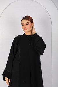 Abaya islámica para mujer en color negro con un corte largo y fluido, botones en la parte delantera y adornos delicados para un estilo elegante diario y para ocasiones especiales. - Product Image 3