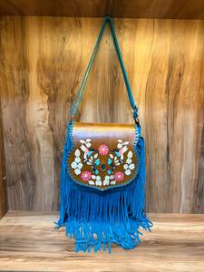 Bolso Estilo Saddle Bag con Diseño de Colibrí, Libélula y Flor Tallados y Pintados a Mano Alrededor de una Piedra Turquesa - Product Image 1