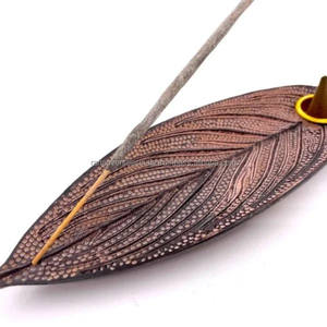 Hermoso Porta Incienso de Agarwood con Forma de Hoja en Madera Roja con Aroma a Bergamota y Fresa - Product Image 5