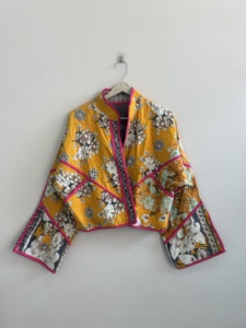 Veste Kantha réversible vintage faite à la main, courte, en patchwork de coton et élasthanne pour l'hiver - Product Image 1