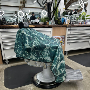 Capes de coiffure pour barbier à motif camouflage, en tissu polyester, avec fermeture élastique, extra longues, pour usage en salon de coiffure - Product Image 3