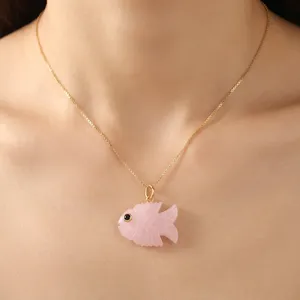 Collier pendentif en forme de poisson en chalcédoine rose naturelle sculptée à la main avec œil en onyx noir et CZ, plaqué or 18 carats, pour femmes, en laiton. - Product Image 3