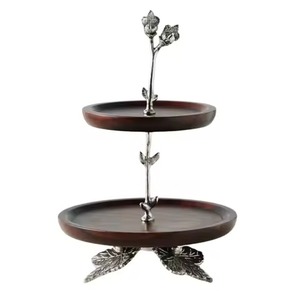 Support à gâteau moderne en marbre blanc à 2 niveaux avec anneau en laiton, présentoir à dessert rond sur piédestal, vaisselle de fête - Product Image 2