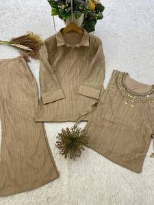 Présentation du nouveau ensemble haut et pantalon Plazzo en soie Salsa pour femme, conçu par des designers, idéal pour les soirées, avec travail artisanal, extensible, séchage rapide, sans plis et réversible. - Product Image 6