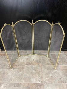 Protector de Chimenea Metálico con Diseño Clásico de Paneles Arqueados, Malla Plegable Antichispas, Protector de Hogar Independiente, Acabado Dorado - Product Image 3