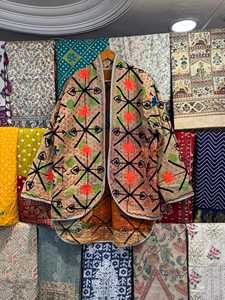 Chaqueta de Algodón Bordada Reversible y Transpirable, Estilo Boho Kantha, Hecha a Mano, Textil Indio - Product Image 2