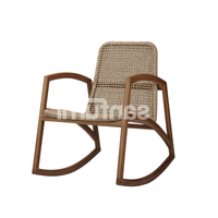 Fauteuil à bascule moderne en bois et rotin, mobilier de patio extérieur, design stable, usage domestique