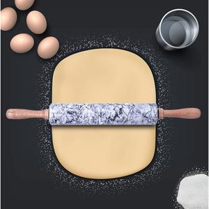Rodillo de amasar de mármol blanco con tonos negros para uso en la cocina, clases de cocina y preparación profesional de masa, procedente de la India. - Product Image 2