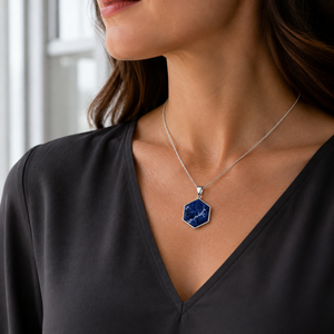 Collier pendentif hexagonal en sodalite - Argent sterling 925 avec cabochon bleu et chaîne en câble - Product Image 5