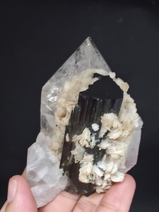 Espécimen de Cuarzo Turmalina Negra de Forma Irregular, Origen Pakistán - Product Image 5