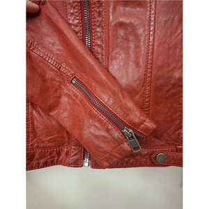 Chaqueta de Piel de Cordero Curtida en Rojo Oscuro, con Capucha Gris Desmontable y Cierre de Cremallera Completo, para Mujer - Product Image 4