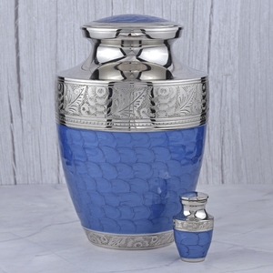 Urna funeraria de latón para adultos con grabado floral azul y plateado, superficie brillante para cenizas humanas, urna conmemorativa. - Product Image 1