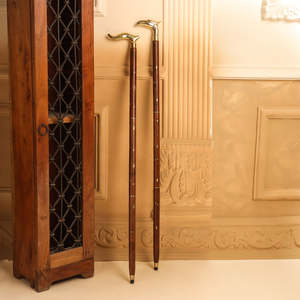Bastón de diseño en latón y madera con acabado elegante para la comodidad de personas mayores y un toque decorativo con estilo. - Product Image 5