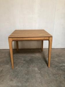 Table de salle à manger de patio moderne et minimaliste en teck séché au four avec plateau à lattes, assemblage à mortaise et tenon, finition naturelle finement poncée, style bistrot - Product Image 5