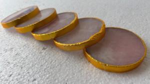 Exquisitos Posavasos de Cuarzo Rosa Natural, Rebanadas de Cristal Rosa Premium con Bordes Electrochapados en Oro, Decoración de Hogar de Lujo - Product Image 4