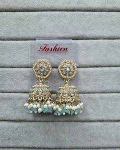 Elegantes Pendientes Jhumka Chapados en Oro Antiguo, Pendientes Jhumki con Perlas y Piedras Kundan Tradicionales Indias, Joyería Étnica para Mujer - Product Image 2