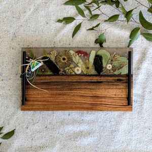 Plateaux de service en bois et résine peints à la main, multicolores, carrés, avec motifs décoratifs pour la présentation d'objets artisanaux en résine - Product Image 1