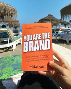 Tú eres la marca, de Mike Kim, libro en inglés de tapa blanda sobre emprendedorismo, influencia y marketing en línea - Product Image 1