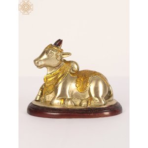 Petite statue en laiton décorée à la main de 5 pouces de Nandi Vahana du seigneur Shiva pour la décoration intérieure, le temple et les cadeaux fabriqués en Inde - Product Image 1