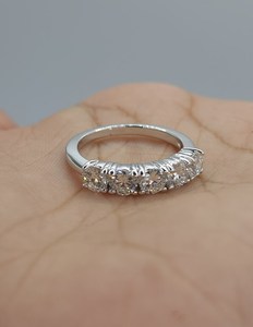 Anillo de Oro con 5 Diamantes Cultivados en Laboratorio de 1.50 CT |   Joyería nupcial apilable de lujo certificada por IGI para aniversario de bodas - Product Image 5