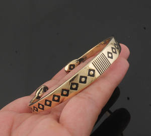 Bracelet manchette vintage plaqué or, design original pour femme, plaqué or 18 carats, style antique, fait main, ethnique, tendance - Product Image 2