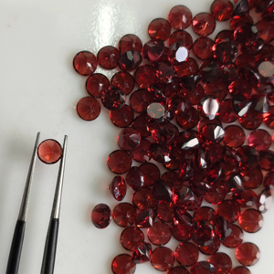 โกเมนสีแดงธรรมชาติ 5 มม. ทรงกลมเจียระไนแบบบริลเลียนท์ คุณภาพดีที่สุด พลอยเม็ดเดี่ยวสำหรับทำเครื่องประดับ - Product Image 4