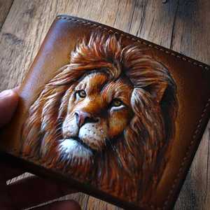 Nueva Cartera Corta de Cuero Genuino con Diseño Vintage Occidental y Cara de León Tallada, con Bloqueo RFID, para Hombre - Product Image 1