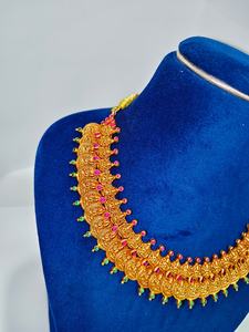 Conjunto de Collar de Monedas Lakshmi de Joyería Tradicional con Acabado Dorado Mate y Piedras de Rubí, Esmeralda y Kemp para Vestimenta Étnica Nupcial - Product Image 3