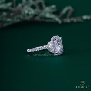Bague de fiançailles personnalisée en or blanc 14 carats avec halo coussin et diamants latéraux, 6,54 carats, fournisseur de bijoux fins - Product Image 4