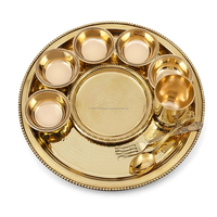 Collection de vaisselle artisanale en laiton pur martelé avec détails incrustés d'or, vaisselle classique indienne artisanale pour la table