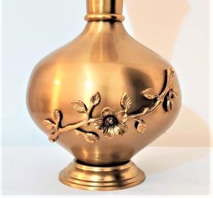 Vase à fleurs Surabhi en aluminium doré artisanal, objet décoratif en métal pour la maison, le salon, la chambre et le bureau - Product Image 5