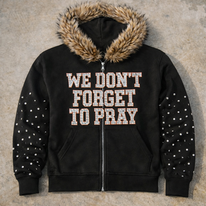 Sweat-shirt d'hiver pour homme avec capuche en fausse fourrure, manches ornées de strass, imprimé « We Don't Forget To Pray », fermeture éclair sur le devant, couleur orange - Product Image 6
