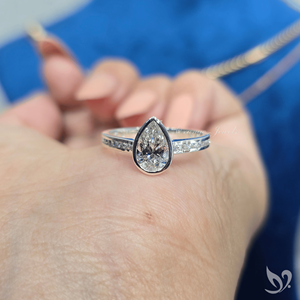 Elegante anillo de compromiso con diamante de laboratorio de corte pera de 1.00 ct y banda de canal elegante en oro blanco de 10k - Product Image 4