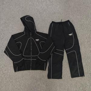 Chaqueta con capucha de alta calidad, OEM, personalizada, ligera, cortavientos, con diseño de patchwork, con cremallera, y pantalones deportivos para correr. - Product Image 3