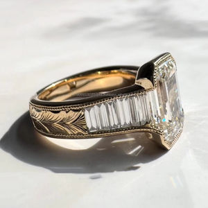 Bague de fiançailles minimaliste pour femme en argent sterling 925 plaqué rhodium avec diamant moissanite taille émeraude unique de 2 carats serti clos - Product Image 2