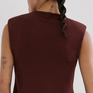 T-shirt élégant pour femme sans manches avec épaulettes et design peplum / Couleur unie avec logo, coupe droite et col rond - Product Image 5