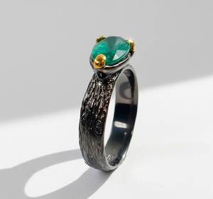 Anillo de Plata de Ley con Rodio y Esmeralda Verde en Forma de Rama para Boda, Elegancia Inspirada en la Naturaleza, Brillo Verde Intenso, Hecho a Mano, Atemporal - Product Image 3